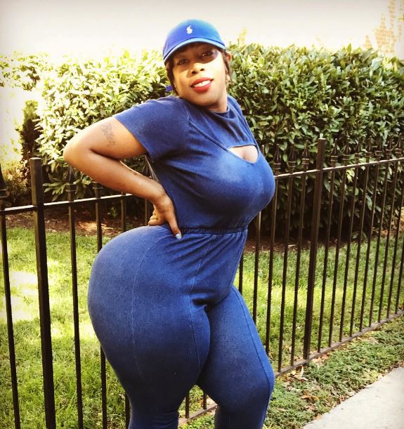 See Lady With Massive Bums Causing Madness For Men