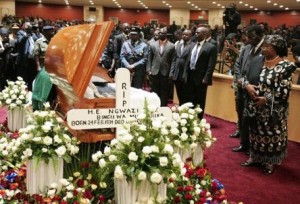 Pres. Joyce Banda viewing Mutharika's body