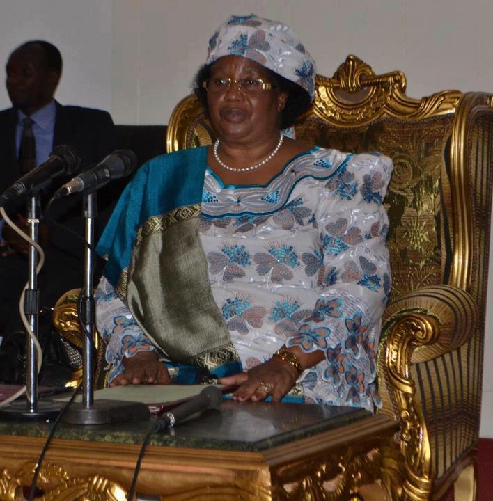 Malawi’s first female president moves to heal political divide