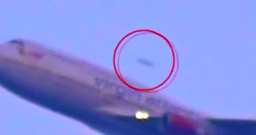 We are not alone!!! 100% real UFO Spotted overtaking a jumbo jet (Picture + Video footage)