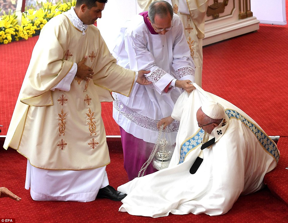 Oops! Pope Francis falls during mass (watch video)