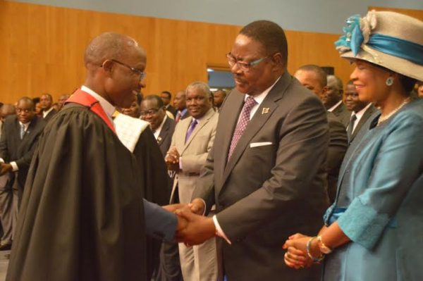 President-Peter-Mutharika-greets-Rev.-Morris-MunthaliCGovati-Nyirenda-600x399