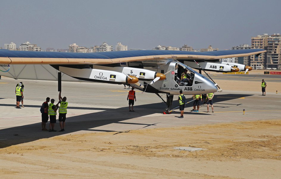 Solar plane lands in Cairo