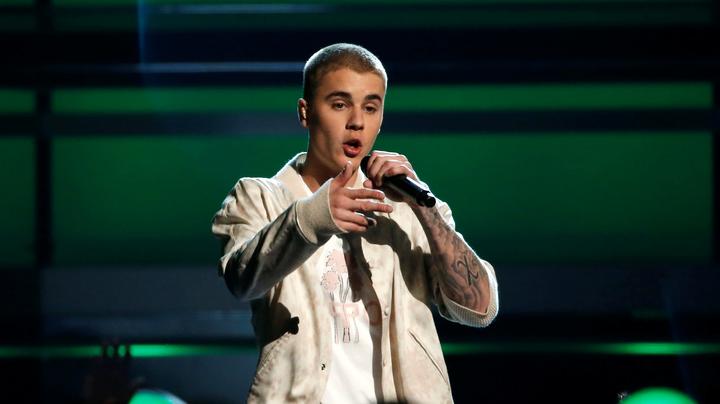 Justin Bieber  kissing his pastor invites horrible claims