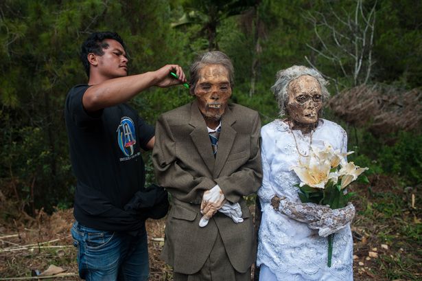 Villagers Dig Up Bodies of Dead Loved Ones and Give Them Complete Hair and Clothing Makeover,  “The Ceremony of Cleaning Dead Bodies” in Indonesia (pictures)