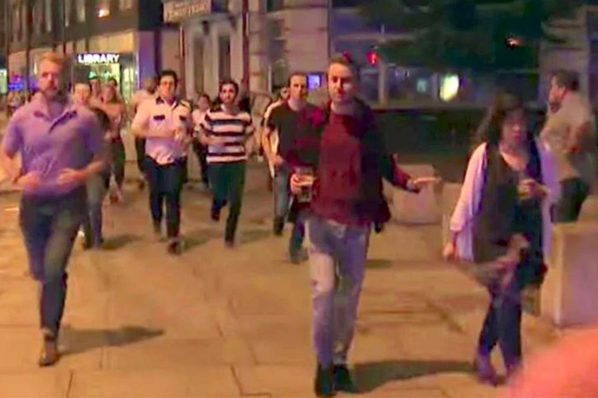Beer Love: Man Fleeing London Terrorist Attack With Beer In Hand and He Can`t Spill A Drop (Picture)