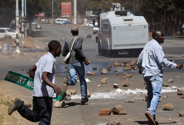 Zimbabwe main opposition party plans protest over economic crisis