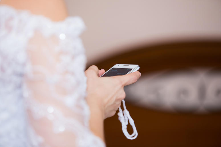 Bride Reads Out Fiance S Cheating Texts To Another Woman Instead Of