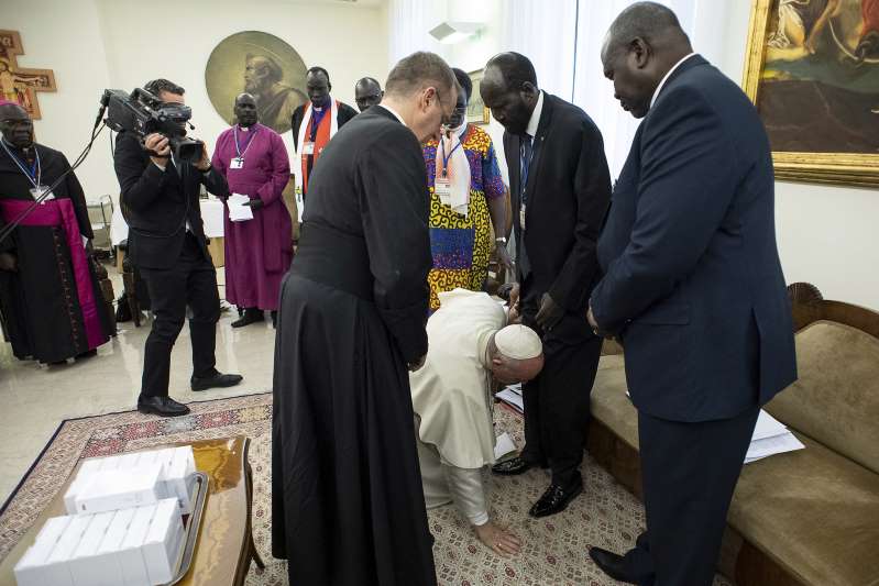 Pope kisses feet of South Sudan’s leaders to encourage peace