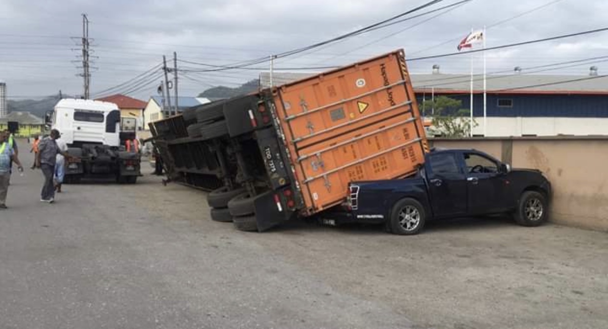 ACCIDENT : Container falls on cars (See Photos)