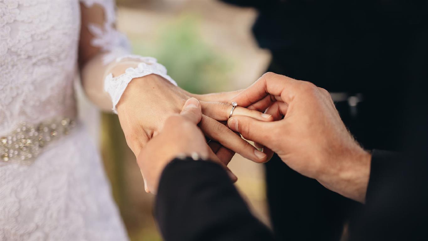 Angry lady vows to return engagement ring if fiancé doesn’t marry her