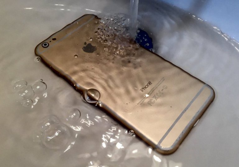 When Your Phone Falls Inside Water, Don’t Put It Under The Sun But Follow These 4 Steps