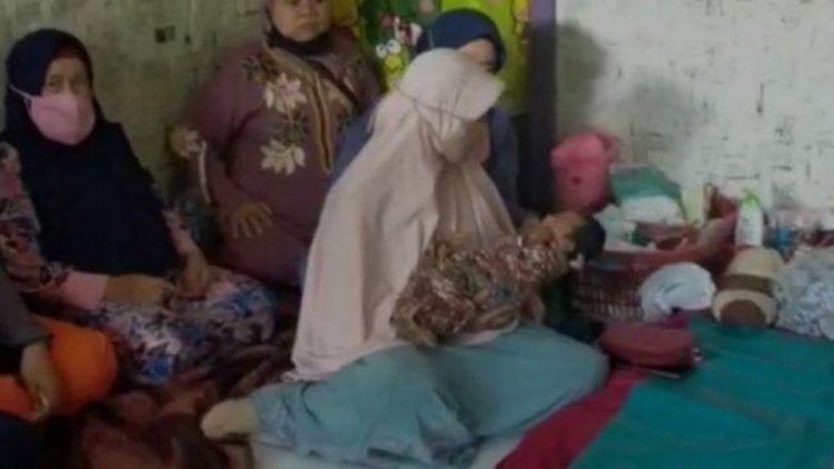 Indonesian Woman Claims Gust of Wind Left Her Pregnant