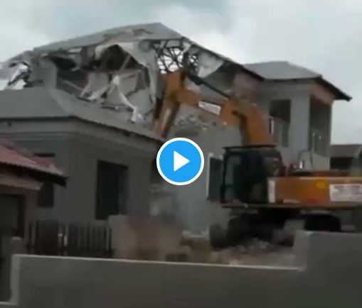 Man demolishes house he built for his girlfriend after she broke up with him (video)