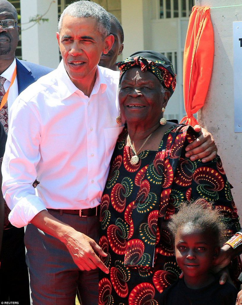 Obama’s grandmother dies