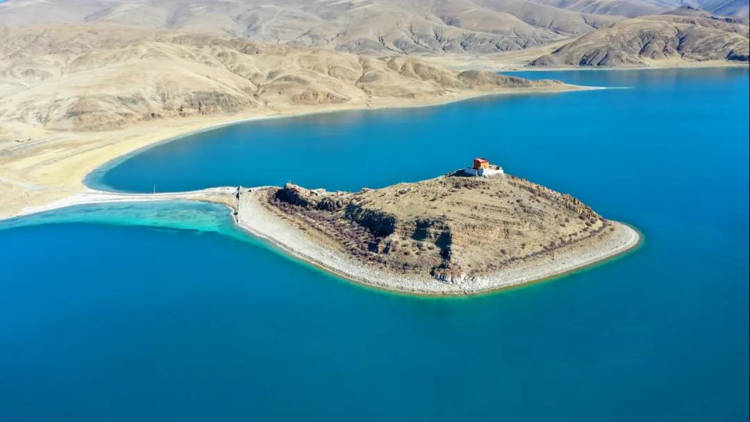 The Loneliest Monk in Tibet Leaves Alone in This Isolated Temple