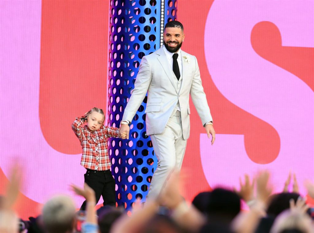 Drake brings his son Adonis onstage to accept Billboard Music Awards Artist of the Decade