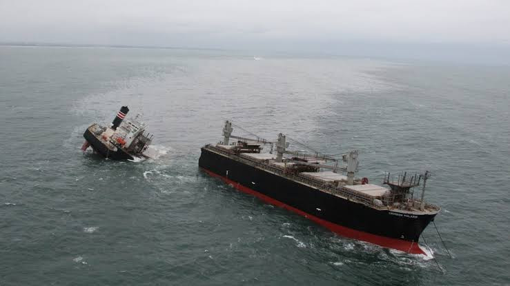 Ship spills tons of oil into sea after it runs aground and splits in two in Japan (See photos)