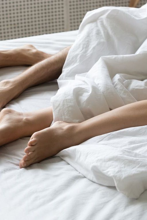 5 reasons why sleeping naked must be a routine