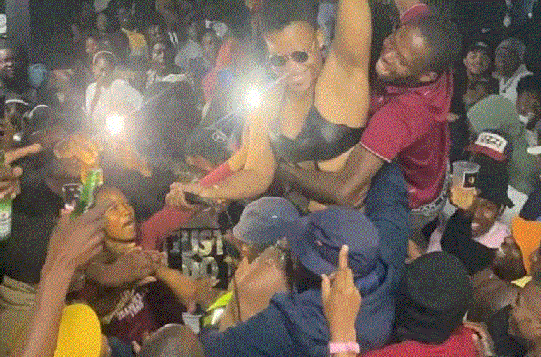 Whole club scrambles for Zodwa Wabantu as she lets them finger her
