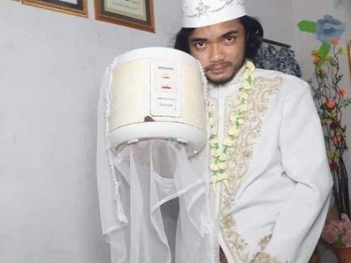 Pictures; Indonesian Man ‘Weds’ His Rice Cooker He Even Signed A Marriage Certificate Says He Has No Time For Women