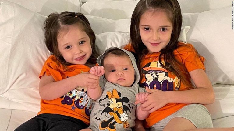 Mother gives birth to three girls on the same day, three years apart (photos)