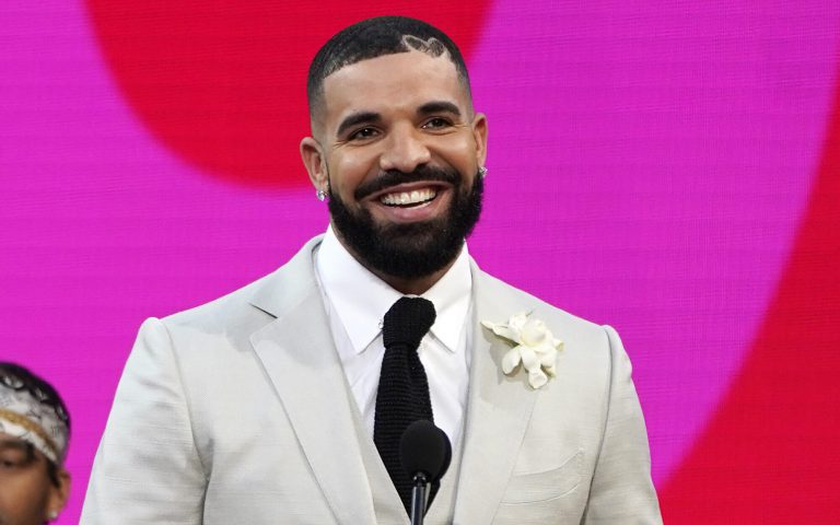 Canadian Drake gifts $25,000 to pregnant fan who asked him to be her baby daddy