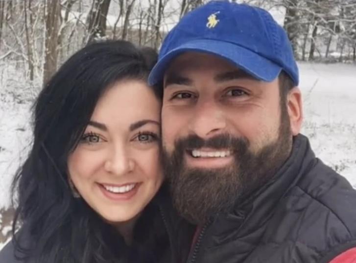 Woman Livestreams S3x with Husband by Accident and Father Tunes in