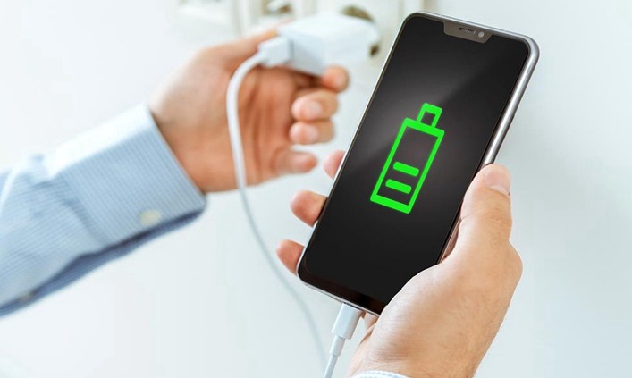 3 Common Mistakes We Do While Charging Smartphones, Causing Damage To Battery