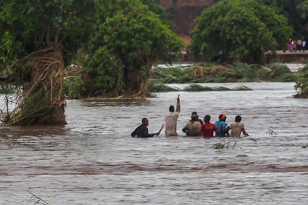 Cyclone Ana Kills 32, Many Still Missing (See Photos)
