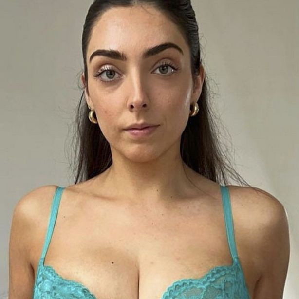 Body positivity advocate unhooks bra to show what natural boobs