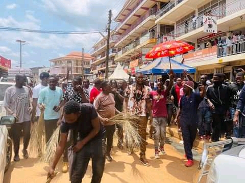 Ugandan Musician Forced To Sweep Streets After Turning Up Late For Music Show, Begs For Forgiveness