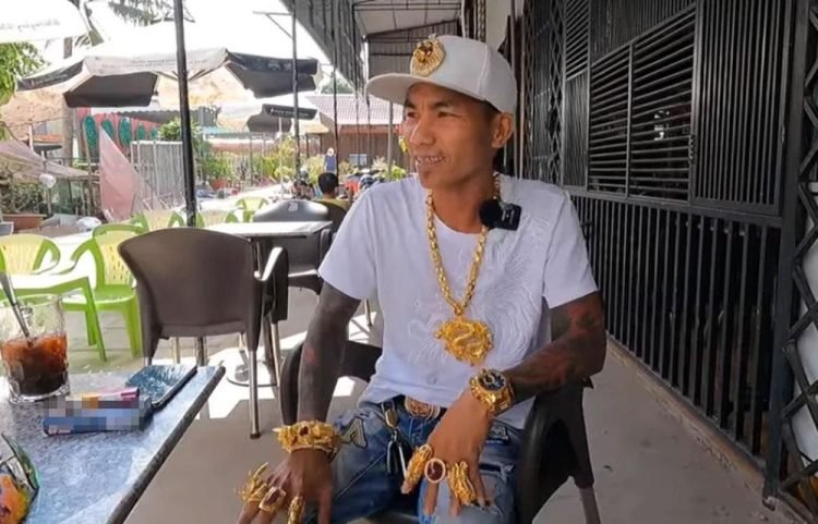 Gold-Obsessed Man Wears Up to Two Kilograms of Jewelry, Drives Gold-Plated Car