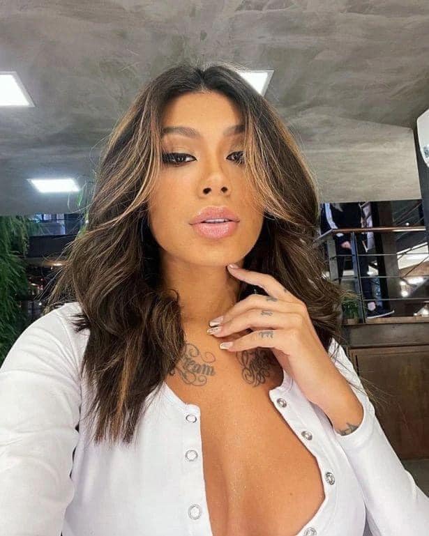 SINGER HOSPITALISED FOR TRAPPED GASSES AFTER SHE HELD IN FARTS WHILE SHE WAS WITH HER BOYFRIEND