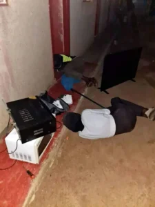 Thugs mysteriously fall asleep at the door with stolen goods Photos2