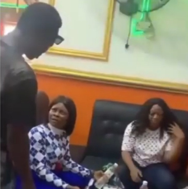 Watch|| Man Snatches Girlfriends Wig, Phone And Shoes After She Was Dinning With Another Man