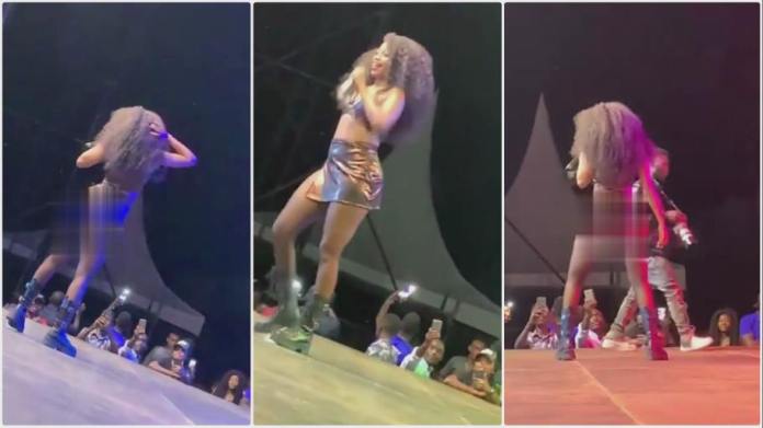Watch As Female Artist Turns Up For A Show Pαŋtless, Display Her Pu$$y On Stage