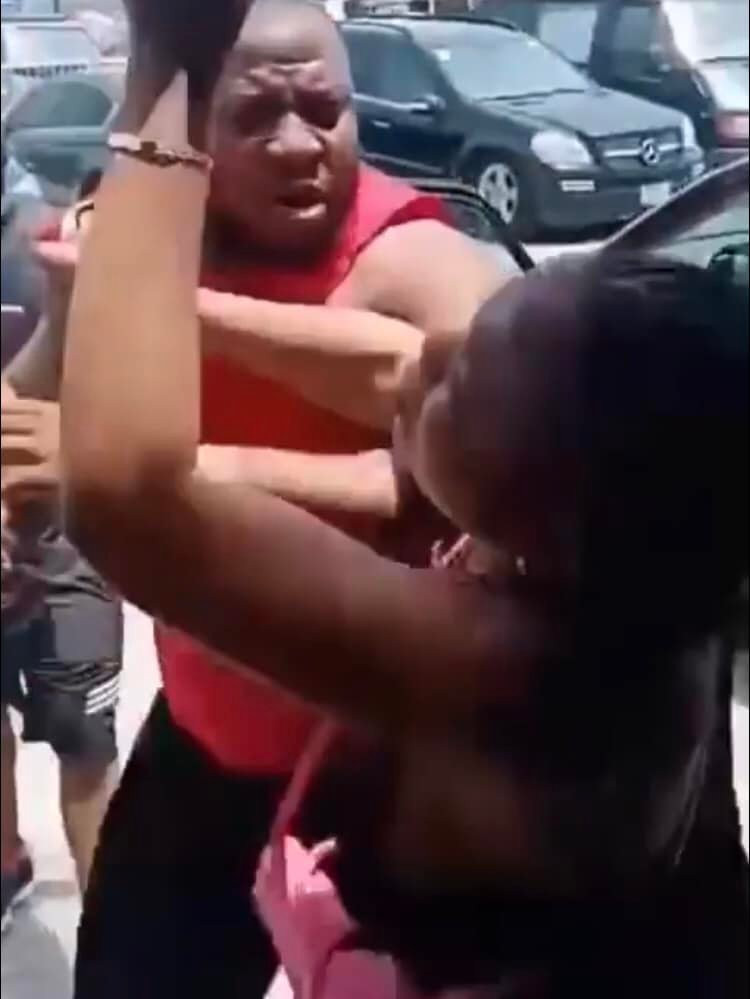 Watch|| Man assaults lady who confronted him over her balance