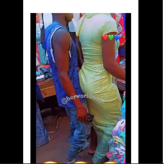 Young Man caught On Camera Enjoying Ladies Nyᾶsh At A Busy Market (Video)