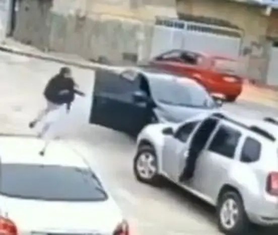 Watch Drama As Thief Hijacks Car But Does Not Know How To Drive