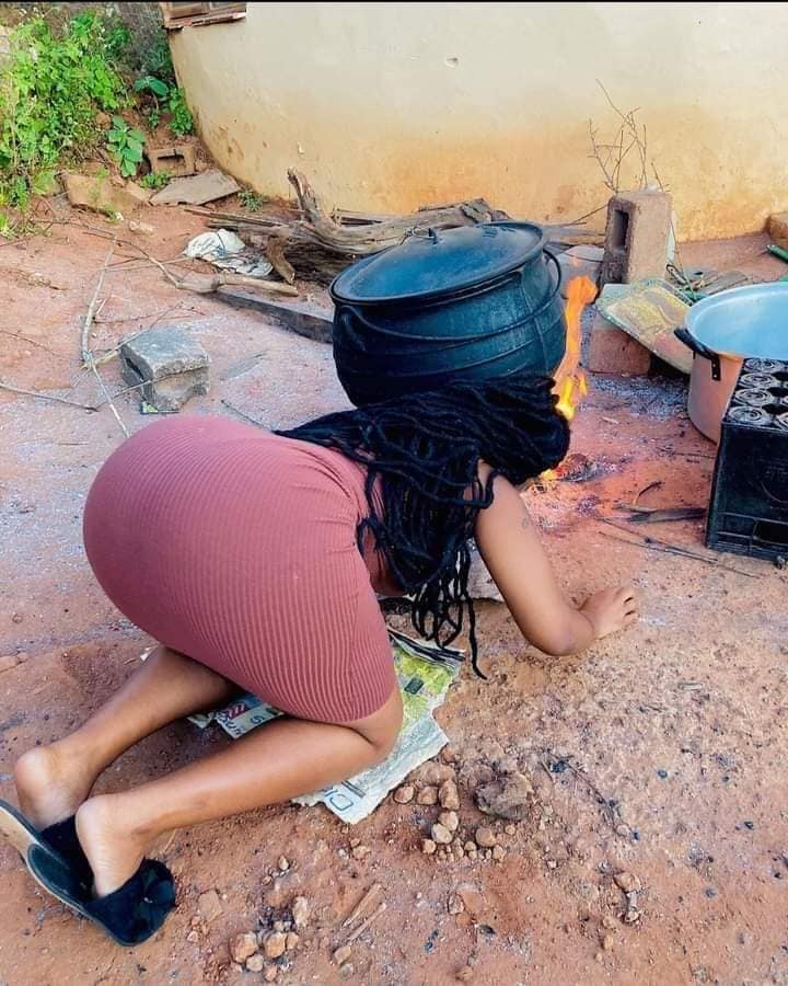 Slay Queen Displays Her Massive Nyἆsh Whiles Cooking In The Kitchen (See Photos)