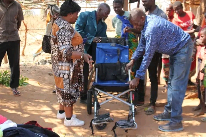 WOMAN DONATES TO THE NEEDY