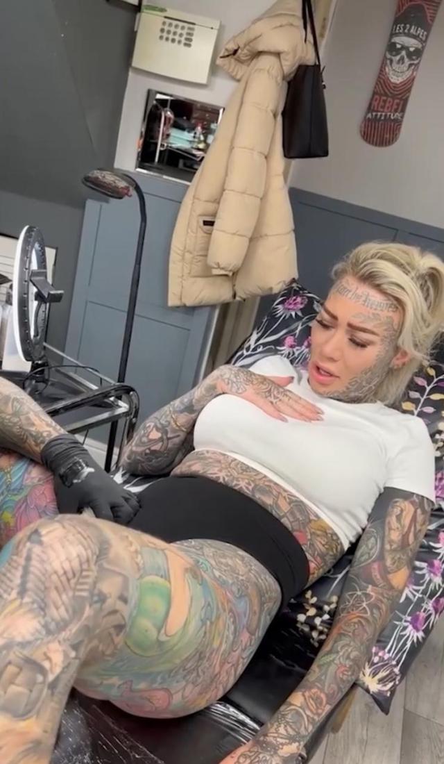 It hurts in the middle – Lady screams as she tattoos her p*ssy (VIDEO)
