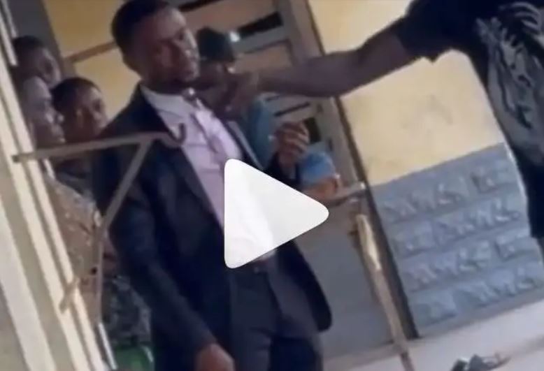 DRAMA|| Man attacks Pastor over his failure to help a ‘Mad’ man (WATCH VIDEO)
