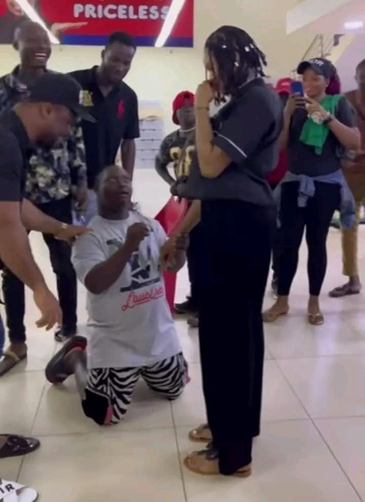 See Photos As Zambian Man Proposes To Girlfriend While At A Shopping Mall, Fans Cheer – Photos