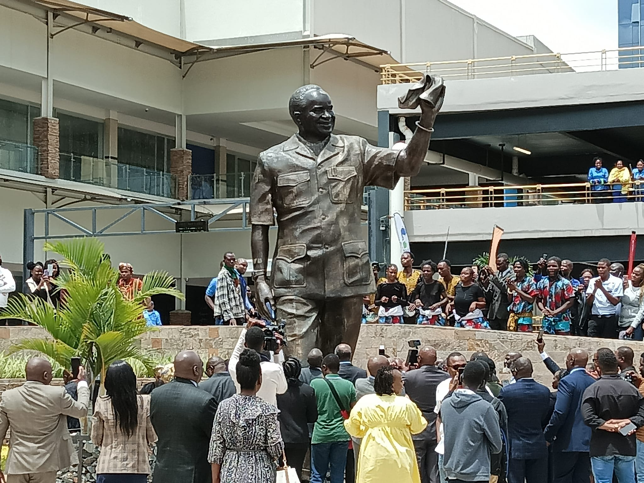 Ex Zambia President Kenneth Kaunda Statue Unveiled See Photos Face Of Malawi 