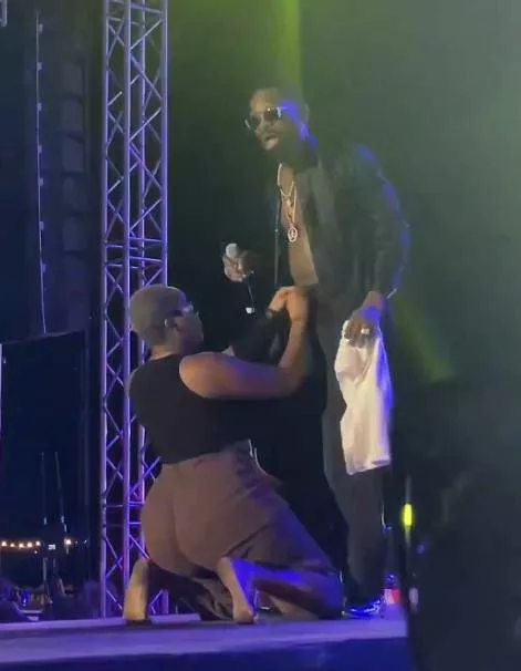 D’Banj dance with female fan seductively and attempt to remove his pants on stage