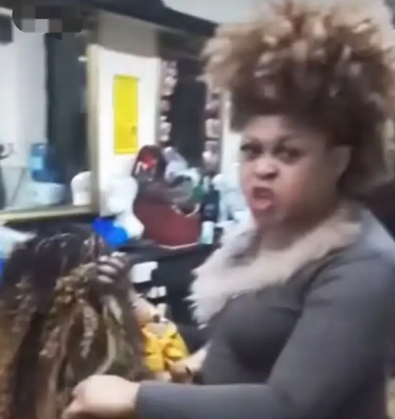 Drama|| Lady Cuts Off Customer’s Braids As She Finds Out She Can’t Pay, Video Stirs Reactions (Watch)
