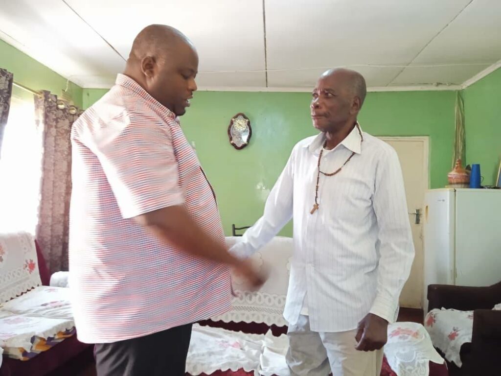 Nankhumwa cheers veteran journalist Steve Bombeya (see photos)