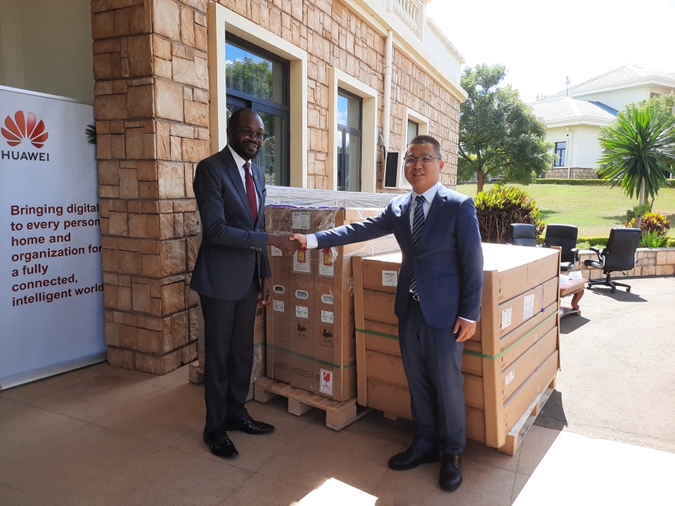 Huawei Technology Company donates smart office equipment to the Ministry of Information